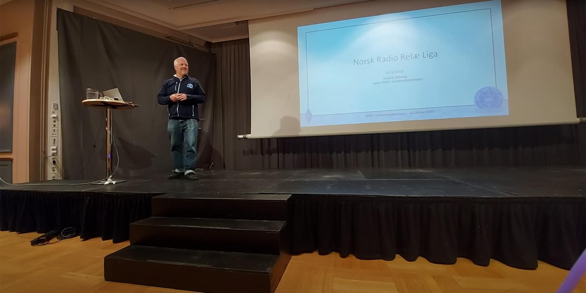 LA6ETA Henrik holder presentasjon på FORF-samling for aksjonsledere på Lillehammer. Foto.