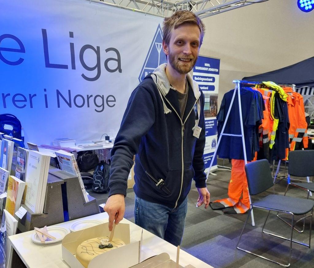 President Thomas Snare Knutsen, LA3PNA i gang med å servere kake. Foto.