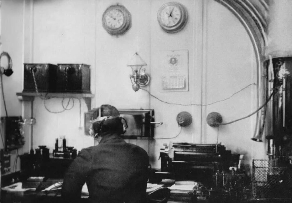 Jack Phillips operating in the Titanic's radio room. (Foto via Vigo-Val Miñor Amateur Radio Union)
